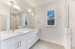 2006 S L Davis Ave, Austin, TX 78702 - Photo 9