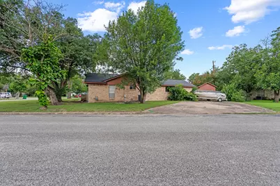 2400 Grace Street, Taylor, TX 76574 - Photo 3