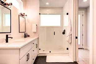 916 E 50th St, Austin, TX 78751 - Photo 23