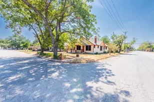 802 E Crockett St, Luling, TX 78648 - Photo 29
