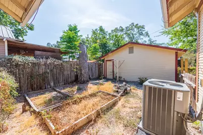 802 E Crockett Street, Luling, TX 78648 - Photo 27