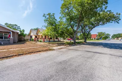 802 E Crockett Street, Luling, TX 78648 - Photo 31