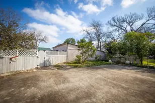 633 S Castell Ave, New Braunfels, TX 78130 - Photo 29