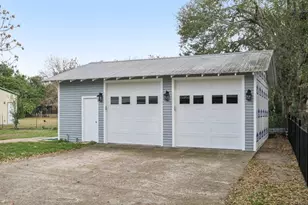 902 Turney St, Smithville, TX 78957 - Photo 5