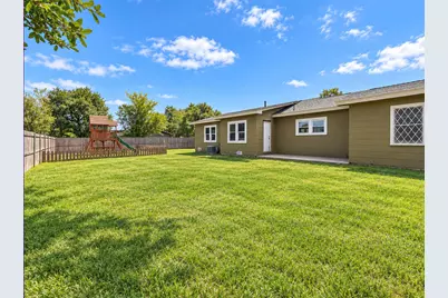 1023 E Houston Street, Giddings, TX 78942 - Photo 3