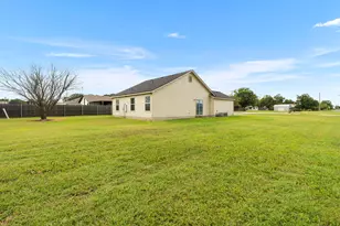 407 E Pietzsch St, Bartlett, TX 76511 - Photo 43