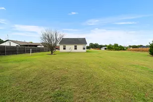 407 E Pietzsch St, Bartlett, TX 76511 - Photo 7