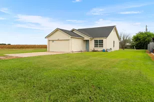407 E Pietzsch St, Bartlett, TX 76511 - Photo 3