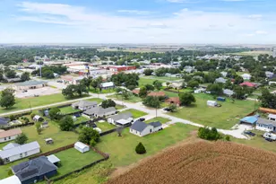 407 E Pietzsch St, Bartlett, TX 76511 - Photo 29