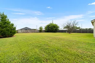 407 E Pietzsch St, Bartlett, TX 76511 - Photo 9