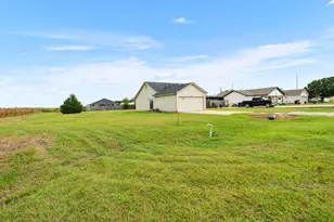 407 E Pietzsch St, Bartlett, TX 76511 - Photo 5