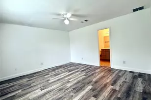 529 W Metcalfe St, Hutto, TX 78634 - Photo 7