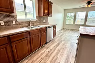 529 W Metcalfe St, Hutto, TX 78634 - Photo 3