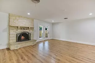 556 E 19th St, Georgetown, TX 78626 - Photo 5