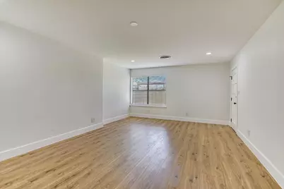 556 E 19th Street, Georgetown, TX 78626 - Photo 9