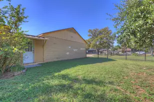 800 N Bishop St, San Marcos, TX 78666 - Photo 17