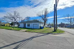 919 W 6th St, Taylor, TX 76574 - Photo 3