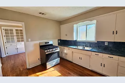 919 W 6th Street, Taylor, TX 76574 - Photo 7