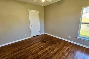 919 W 6th St, Taylor, TX 76574 - Photo 9