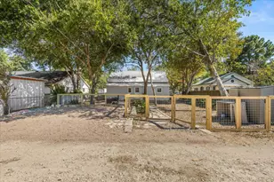 503 Wilkes St, Smithville, TX 78957 - Photo 37