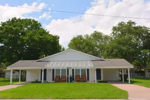 805 Center St, Lockhart, TX 78644 - Photo 1