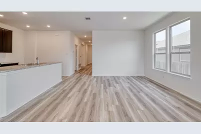 910 Yellow Ribbon Cove, Jarrell, TX 76537 - Photo 5