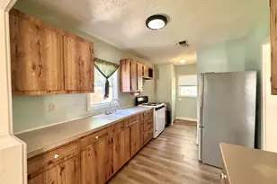 405 Mills St, Smithville, TX 78957 - Photo 9