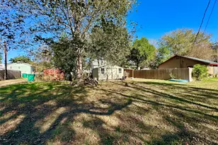 405 Mills St, Smithville, TX 78957 - Photo 19