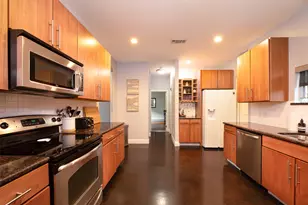 2302 E 9th St, Austin, TX 78702 - Photo 7