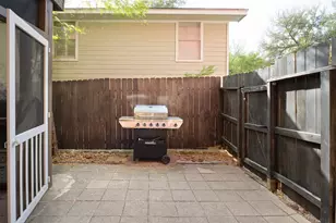 2302 E 9th St, Austin, TX 78702 - Photo 25
