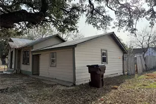 1109 Pecos St, Lockhart, TX 78644 - Photo 3