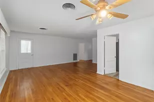 709 NE Tiger Ln, Smithville, TX 78957 - Photo 5