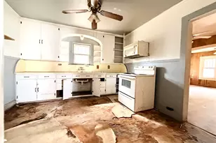 702 E 18th St, Cameron, TX 76520 - Photo 11