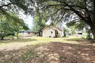 702 E 18th St, Cameron, TX 76520 - Photo 3