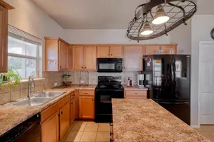 303 Baldwin St, Hutto, TX 78634 - Photo 5