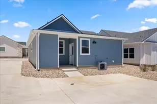 802 S Creek St, Fredericksburg, TX 78624 - Photo 19