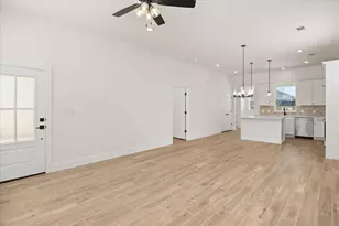 802 S Creek St, Fredericksburg, TX 78624 - Photo 3