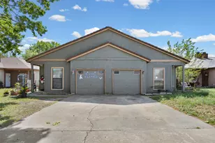 911 Crockett St, Lockhart, TX 78644 - Photo 1