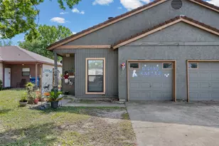911 Crockett St, Lockhart, TX 78644 - Photo 3