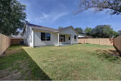 237 E Brenham Street, Giddings, TX 78942 - Photo 21