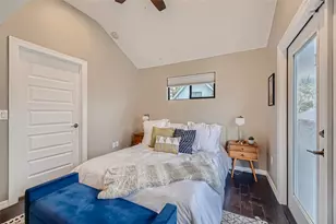 904 E 2nd St, Austin, TX 78702 - Photo 25