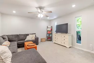 6915 Ten Oaks Circle, Austin, TX 78744 - Photo 11