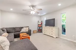6915 10 Oaks Cir, Austin, TX 78744 - Photo 11