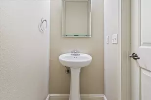 1210 E M. Franklin Ave, Austin, TX 78721 - Photo 25