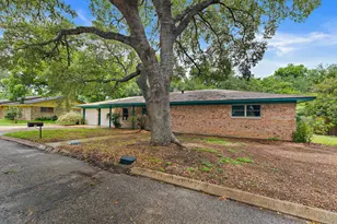 215 Memorial Dr, Luling, TX 78648 - Photo 3
