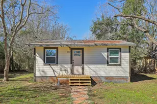 304 Harris St, Smithville, TX 78957 - Photo 5