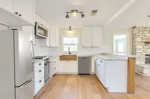 318 S Ave C, Elgin, TX 78621 - Photo 23