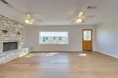 318 S Avenue C, Elgin, TX 78621 - Photo 9