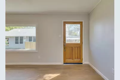 318 S Avenue C, Elgin, TX 78621 - Photo 7