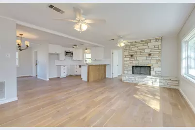 318 S Avenue C, Elgin, TX 78621 - Photo 3